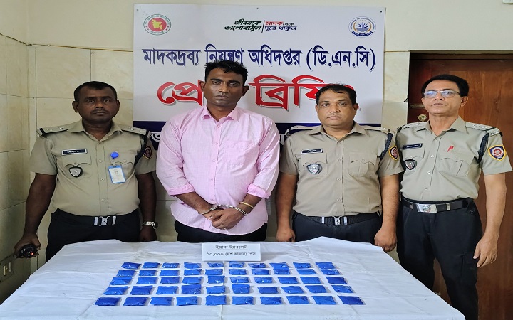 যশোরে ডিএনসি’র অভিযানে ১০ হাজার ইয়াবাসহ পুলিশ সদস্য গ্রেফতার!